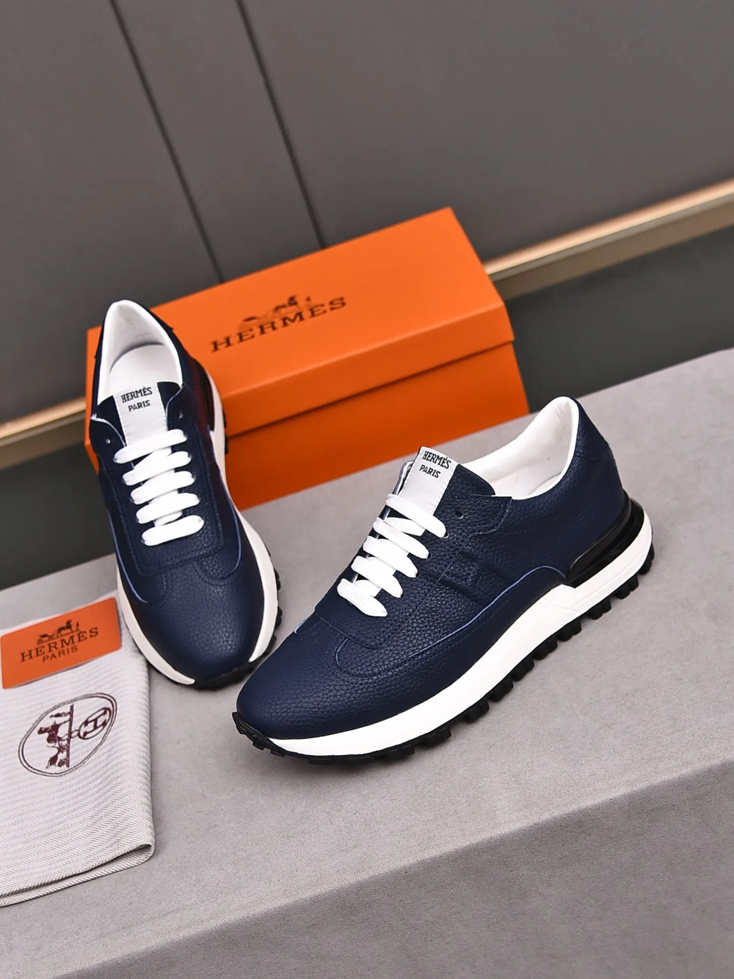 📛📛📛PPP440 (Hermes)🆕Men's color-blocked sneakers with textured calfskin details. Spliced ​​with original cowhide, this shoe draws inspiration from the equestrian world, integrating technical details and practical functions. Breathable sheep lining, original combination outsole, high-end quality, and every detail is perfectly combined! Size: 38-44 (45 can be customized)